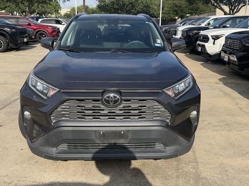 Used 2019 Toyota RAV4 XLE FWD image 2