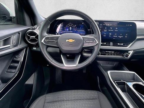 Used 2025 Chevrolet Equinox LT w/ Safety and Technology Package FWD image 7