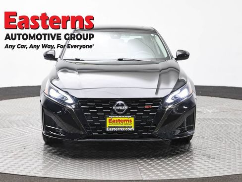 Used 2023 Nissan Altima 2.5 SR w/ SR Premium Package FWD image 2