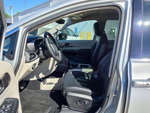 Used 2024 Chrysler Pacifica Touring-L FWD image 11