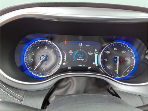 Used 2025 Chrysler Pacifica Limited FWD image 25