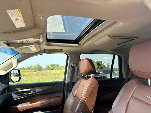 Used 2019 Cadillac Escalade Luxury AWD/4WD image 17