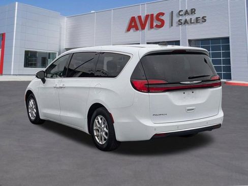 Used 2023 Chrysler Pacifica Touring-L image 9