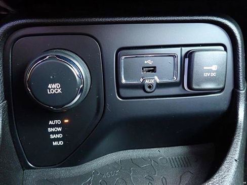 Used 2016 Jeep Renegade Latitude w/ Cold Weather Group AWD/4WD image 10