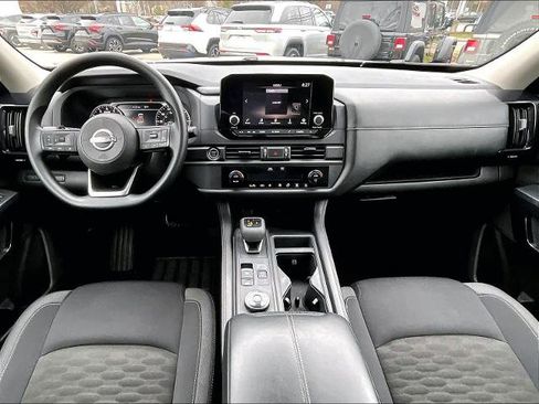 Used 2024 Nissan Pathfinder S image 22