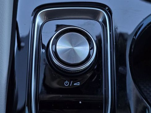 Certified 2025 Buick Envision Avenir image 32