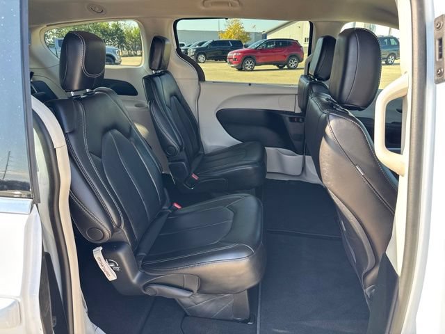 Used 2024 Chrysler Pacifica Touring-L FWD image 23