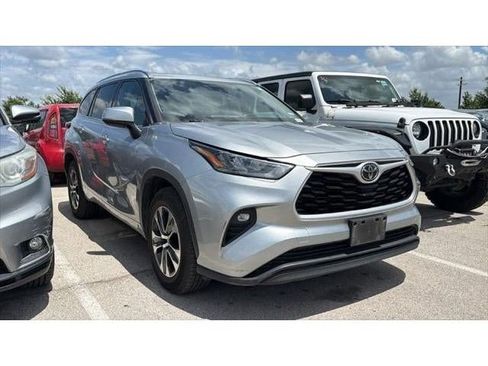 Used 2020 Toyota Highlander XLE FWD image 3