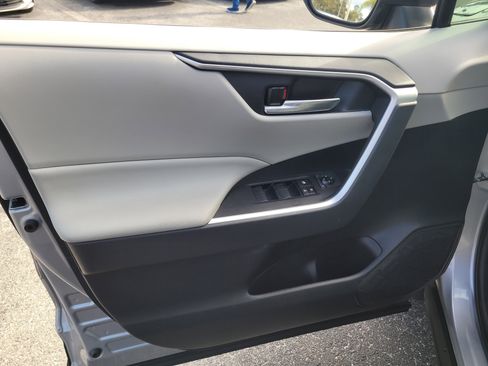 Used 2020 Toyota RAV4 XLE image 17