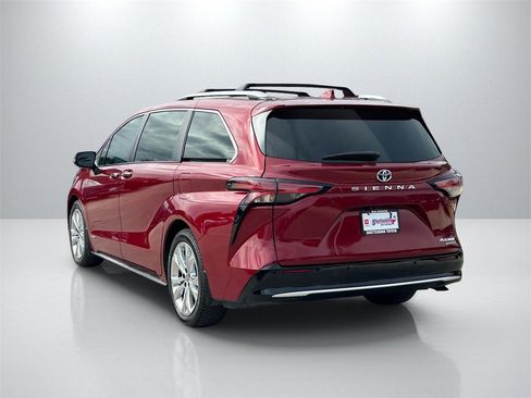 Used 2021 Toyota Sienna Platinum image 7