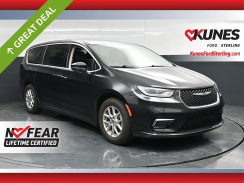 Used 2023 Chrysler Pacifica Touring-L FWD image 1