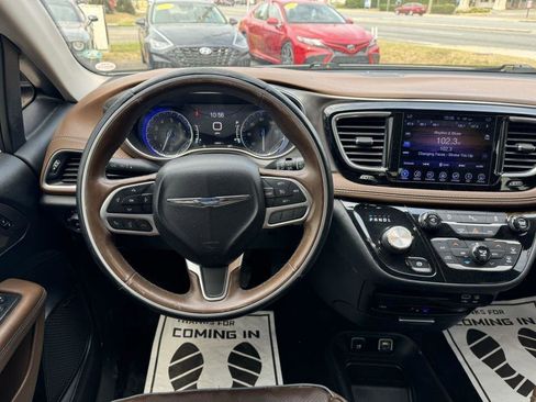 Used 2017 Chrysler Pacifica Limited FWD image 18