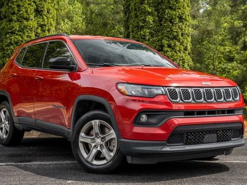 Used 2023 Jeep Compass Latitude AWD/4WD image 5