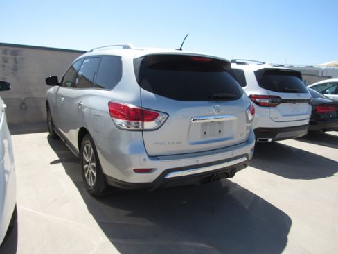Used 2016 Nissan Pathfinder SV w/ Trailer Tow Package image 4