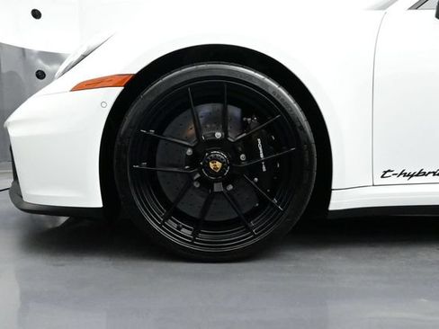 Certified 2026 Porsche 911 Targa 4 GTS AWD/4WD image 6