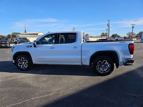 Used 2024 GMC Sierra 1500 SLT image 2