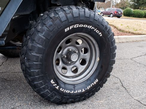 Used 2016 Jeep Wrangler Unlimited Rubicon w/ Connectivity Group image 8