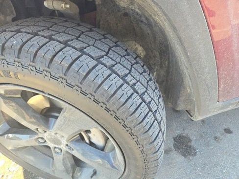 Used 2024 Jeep Grand Cherokee Altitude image 3