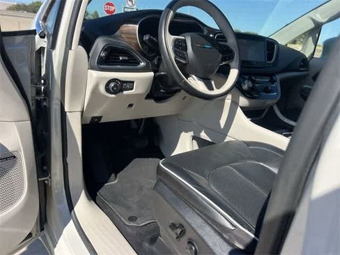 Used 2021 Chrysler Pacifica Limited w/ Uconnect Theater Family Group image 3