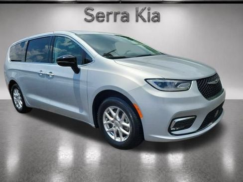 Used 2024 Chrysler Pacifica Touring-L FWD image 33