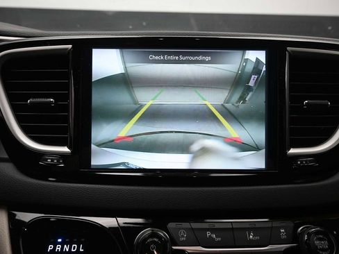 Used 2024 Chrysler Pacifica Touring-L FWD image 35