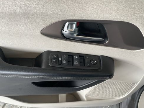 Used 2022 Chrysler Voyager LX image 21