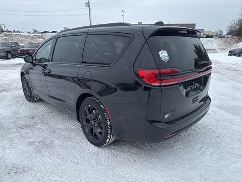 New 2026 Chrysler Pacifica Select image 3