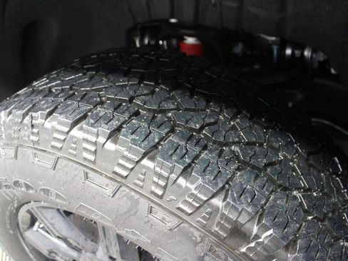 Used 2025 GMC Sierra 2500 AT4 image 7