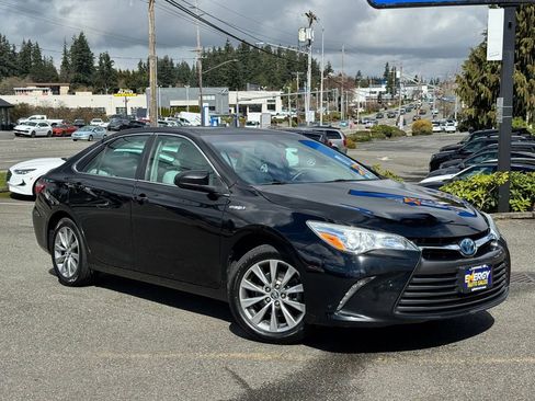 Used 2016 Toyota Camry XLE w/ Moonroof Package image 2