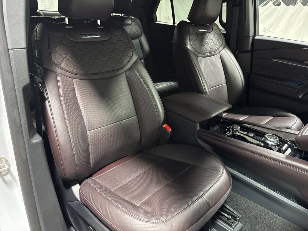 Used 2025 Ford Explorer Platinum w/ LUX Leather Package AWD/4WD image 10