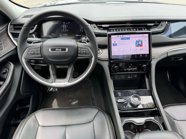 Used 2023 Jeep Grand Cherokee 4WD 4xe image 3