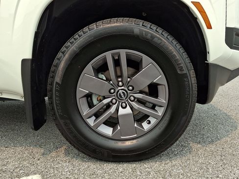 Certified 2025 Nissan Frontier SV AWD/4WD image 9