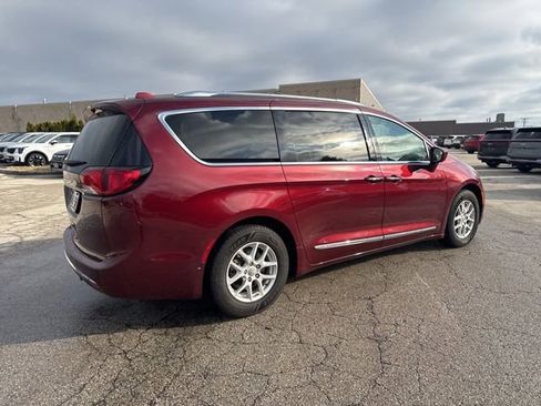 Used 2020 Chrysler Pacifica Touring-L image 10
