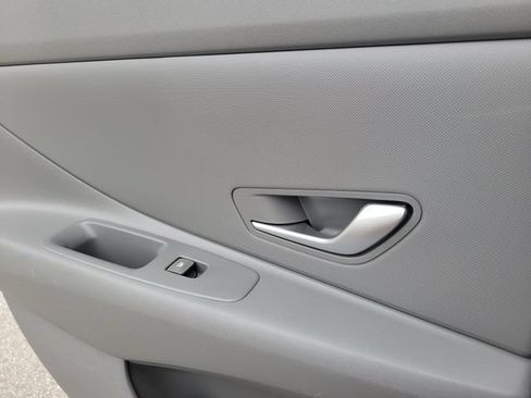 Used 2025 Hyundai Elantra SE FWD image 20