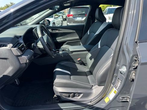 Used 2025 Toyota Camry SE w/ Convenience Package image 2