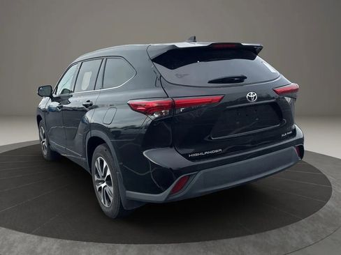 Used 2022 Toyota Highlander XLE AWD/4WD image 3