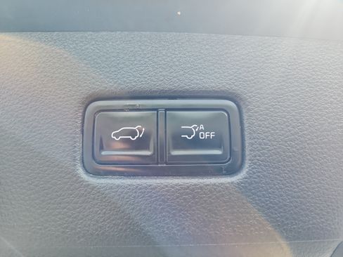 Used 2024 Kia Carnival EX FWD image 32
