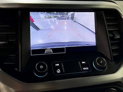 Used 2022 GMC Acadia SLE image 4