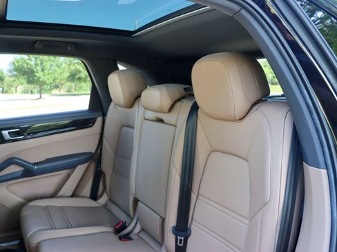 Used 2020 Porsche Cayenne AWD/4WD image 16