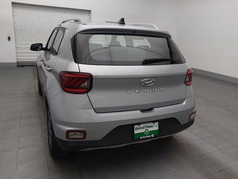 Used 2022 Hyundai Venue SEL FWD image 6