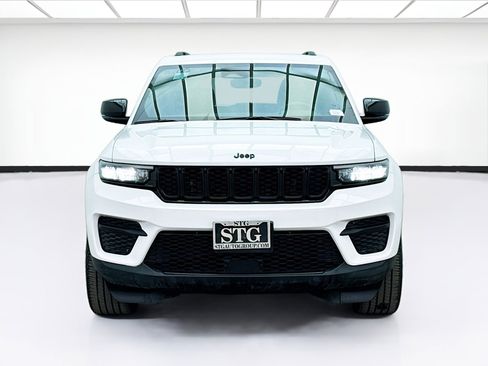 Used 2023 Jeep Grand Cherokee Altitude image 2