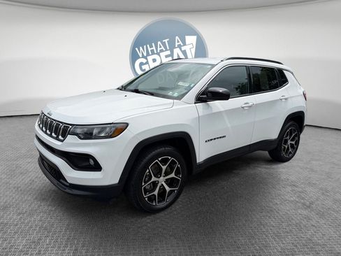 Used 2024 Jeep Compass Latitude AWD/4WD image 8