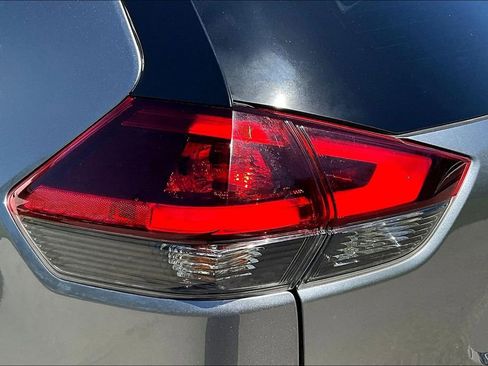 Used 2018 Nissan Rogue SV w/ Premium Package image 22