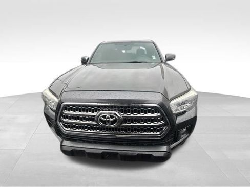 Used 2017 Toyota Tacoma TRD Off-Road AWD/4WD image 2