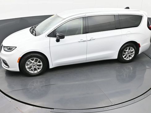 Used 2024 Chrysler Pacifica Touring-L image 29