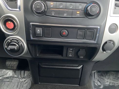 Used 2018 Nissan Titan SV image 18