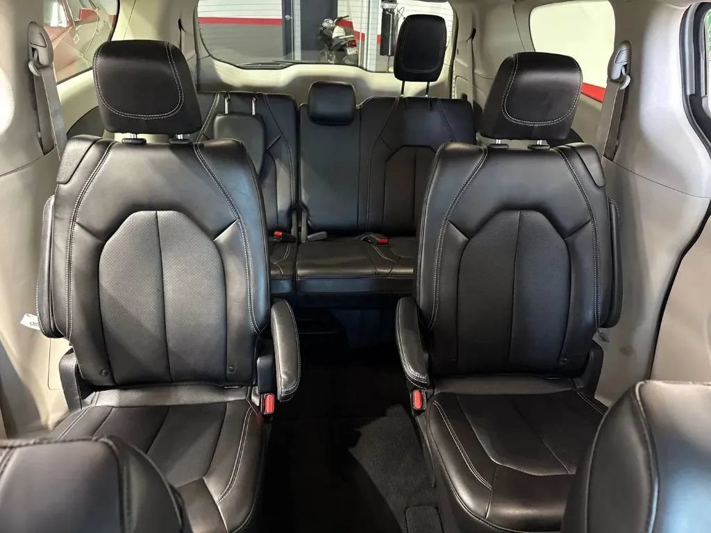 Used 2024 Chrysler Pacifica Touring-L FWD image 16