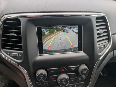 Used 2018 Jeep Grand Cherokee Laredo AWD/4WD image 26
