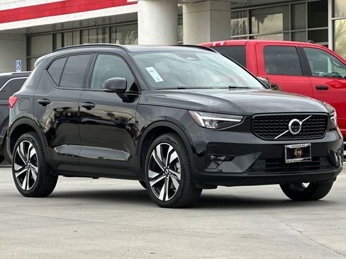 Used 2025 Volvo XC40 B5 Plus image 8
