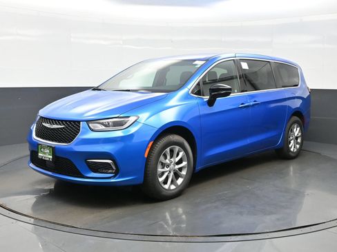 New 2026 Chrysler Pacifica Select AWD/4WD image 2